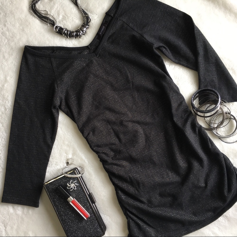 🖤🆕{EXPRESS} V-Neckline Off-Shoulder Rouched Top